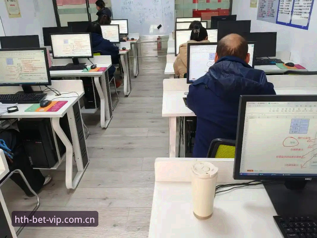 下午三点，张帆在办公室电脑上打开比赛直播页面，却发现自己常用的那个数据查询工具更新维护了，弹窗提示需要重新下载客户端。他掏出手机给朋友发了条消息：“又没地方看实时数据了，华体会APP更新维护时怎么处理？”朋友很快回复了一个链接——体育赛事数据HTH官网入口安装教程。这行字，此刻比任何比赛预告都要贴心。张帆的故事可能发生在我们很多人身上：某个周末想看场球，顺手查几个球员数据，结果发现App进不去了。这种临场的烦躁，就像出门前发现钥匙落在屋里——不致命，但足够恼人。